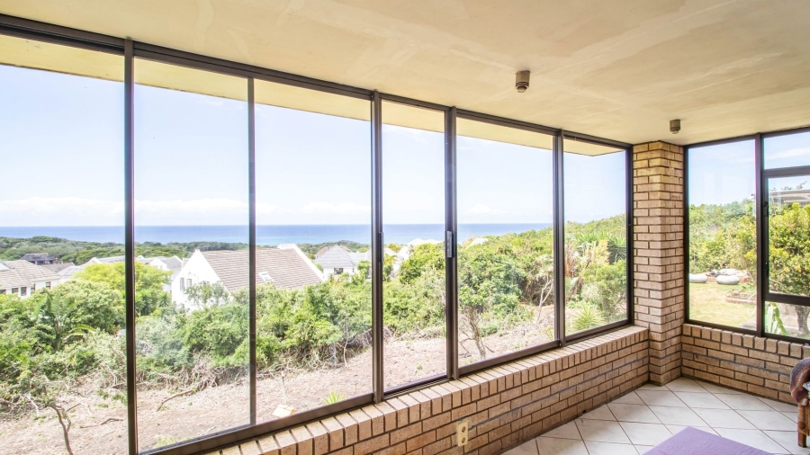 4 Bedroom Property for Sale in Cove Rock Eastern Cape